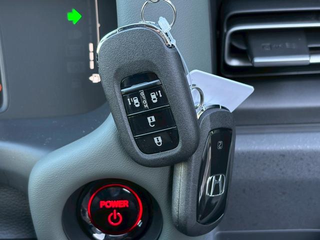 フリード ｅ：ＨＥＶクロスター　ホンダセンシング　純正１１．４インチナビ　マルチビューカメラ　後退出庫サポート　専用１５インチＡＷ　車線逸脱警告　追従クルコン　シートヒーター　両側電動スライドドア　ルーフレール　取説　保証書（38枚目）