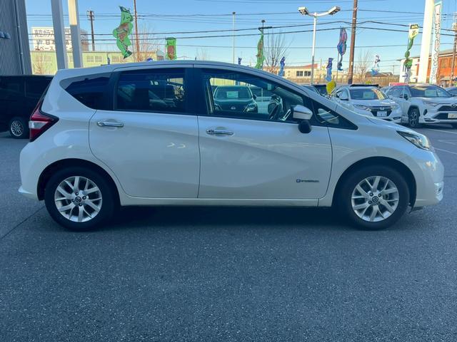 ノート e-パワー X 禁煙 エマージェンシーブレーキ 車線逸脱警告 マルチビューカメラ コーナーセンサー 純正7型ナビ デジタルインナーミラー 純正15インチアルミ ETC 記録簿 取扱説明書 保証書 スペアキー(7枚目)