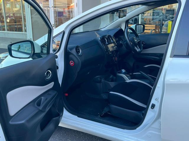 ノート e-パワー X 禁煙 エマージェンシーブレーキ 車線逸脱警告 マルチビューカメラ コーナーセンサー 純正7型ナビ デジタルインナーミラー 純正15インチアルミ ETC 記録簿 取扱説明書 保証書 スペアキー(16枚目)