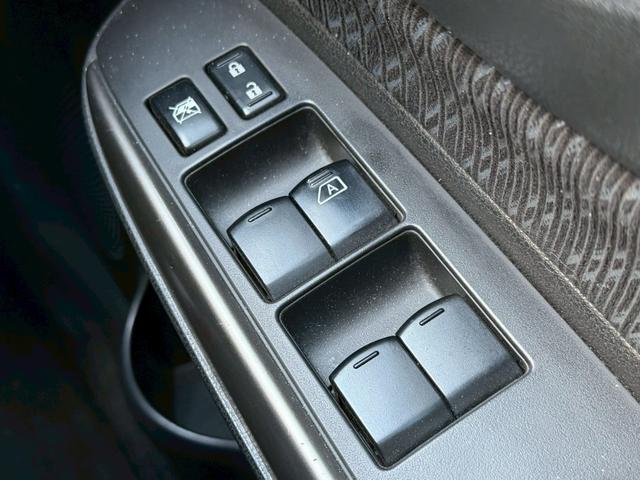 ノート メダリスト　禁煙　純正７インチナビ　マルチビューカメラ　ハーフレザーシート　ＥＴＣ　キーフリー　ＣＤ　ＤＶＤ　フルセグＴＶ　ＢＬＵＥＴＯＯＴＨ　ＨＩＤヘッドライト　電動格納ミラー　純正１５インチアルミ　保証書（15枚目）