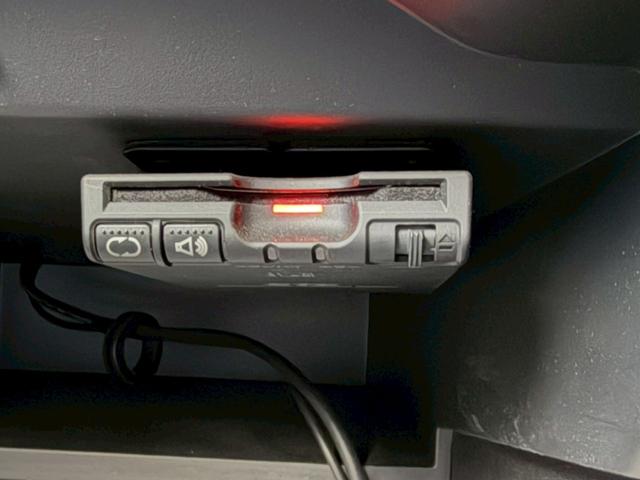 ノート メダリスト　禁煙　純正７インチナビ　マルチビューカメラ　ハーフレザーシート　ＥＴＣ　キーフリー　ＣＤ　ＤＶＤ　フルセグＴＶ　ＢＬＵＥＴＯＯＴＨ　ＨＩＤヘッドライト　電動格納ミラー　純正１５インチアルミ　保証書（22枚目）