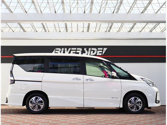 セレナ ｅ－パワー　ハイウェイスターＶ　ワンオーナー　純正１０インチメモリーナビ　フルセグ　全方位カメラ　純正１５インチアルミ　ＬＥＤヘッドライト　オートハイビーム　後席モニター　デジタルインナーミラー（5枚目）