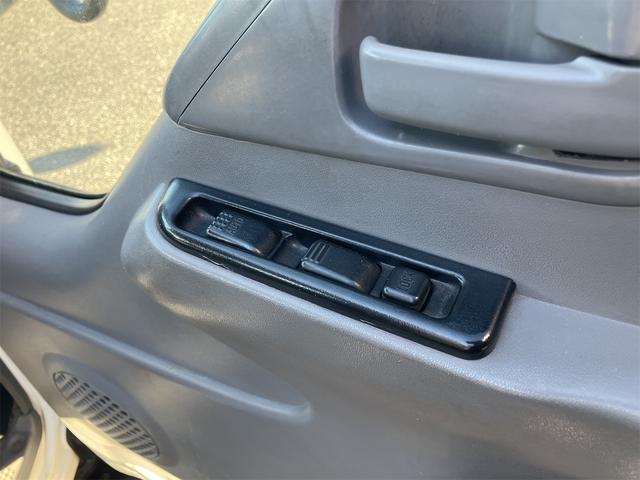 エルフトラック 高床　最大積載量３０００Ｋｇ・３ｔ・軽油・５速マニュアル・左電動格納ミラー・平床ボディ・エアコン・パワステ・エアバック・パワーウィンドウ・ＡＢＳ（10枚目）