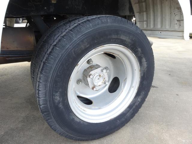 ボンゴトラック ワイドロー　４ＷＤ　ダブルタイヤ　低床　Ｈｉ－Ｌｏ切替付き　走行１８５００ｋｍ　積載量１ｔ　荷台鉄板仕上げ（17枚目）