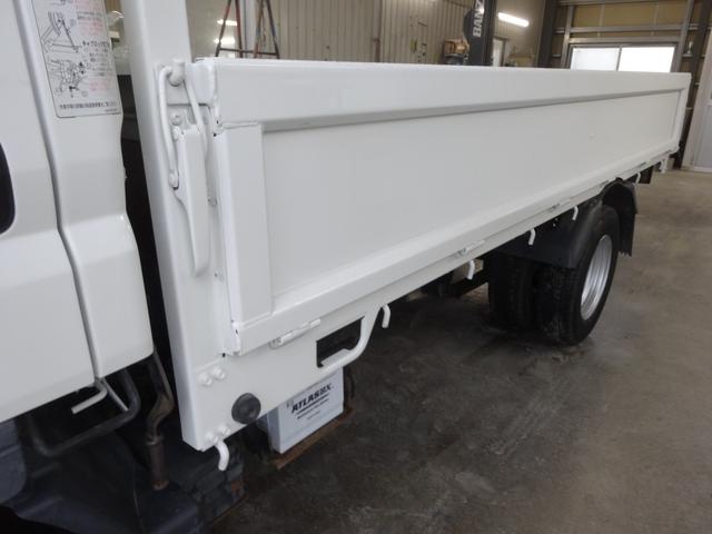 キャンターガッツ 全低床 積載量1.5t ダブルタイヤ 荷台10尺(13枚目)