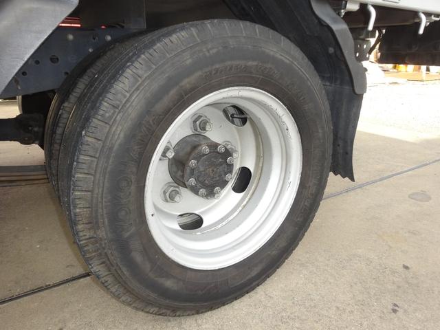 エルフトラック フルフラットロー　積載量１．５ｔ　スムーサー　オートマ　全低床　荷台鉄板張り（18枚目）