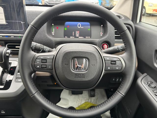 フリード ｅ：ＨＥＶエアー　ＥＸ　登録済未使用車　３列６人　ホンダセンシング　１１．４インチナビ２４７ＶＦＬＩ　全方位モニタ　ナビ連動ＥＴＣ２．０　前後ドラレコＤＲＣ２ＣＡＭセット　両側パワスラ　フレッシュキーパー施工済　新車保証継承（5枚目）