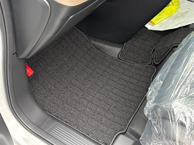 フリード ｅ：ＨＥＶエアー　ＥＸ　登録済未使用車　３列６人　ホンダセンシング　１１．４インチナビ２４７ＶＦＬＩ　全方位モニタ　ナビ連動ＥＴＣ２．０　前後ドラレコＤＲＣ２ＣＡＭセット　両側パワスラ　フレッシュキーパー施工済　新車保証継承（18枚目）