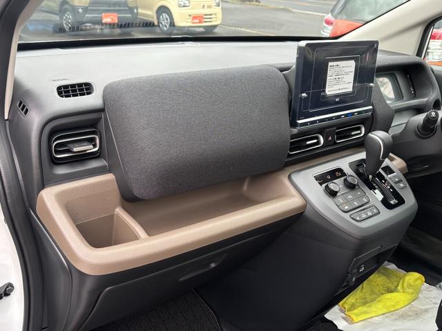 フリード ｅ：ＨＥＶエアー　ＥＸ　登録済未使用車　３列６人　ホンダセンシング　１１．４インチナビ２４７ＶＦＬＩ　全方位モニタ　ナビ連動ＥＴＣ２．０　前後ドラレコＤＲＣ２ＣＡＭセット　両側パワスラ　フレッシュキーパー施工済　新車保証継承（19枚目）