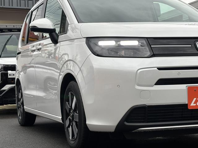 フリード ｅ：ＨＥＶエアー　ＥＸ　登録済未使用車　３列６人　ホンダセンシング　１１．４インチナビ２４７ＶＦＬＩ　全方位モニタ　ナビ連動ＥＴＣ２．０　前後ドラレコＤＲＣ２ＣＡＭセット　両側パワスラ　フレッシュキーパー施工済　新車保証継承（50枚目）