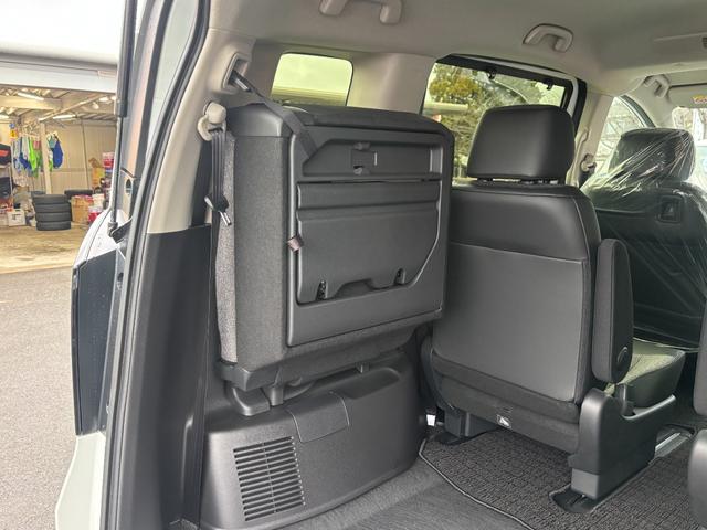 フリード ｅ：ＨＥＶエアー　ＥＸ　登録済未使用車　３列６人　ホンダセンシング　１１．４インチナビ２４７ＶＦＬＩ　全方位モニタ　ナビ連動ＥＴＣ２．０　前後ドラレコＤＲＣ２ＣＡＭセット　両側パワスラ　フレッシュキーパー施工済　新車保証継承（69枚目）