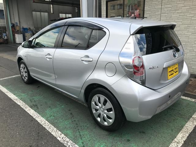 アクア Ｇ　純正ＳＤナビＷ６４　バックモニタ　ＥＴＣ　Ｂｌｕｅｔｏｏｔｈ接続　フルセグＴＶ　オートエアコン　キーレスエントリー　ステアリングリモコン　踏み間違い加速制御システム　ソナー（5枚目）