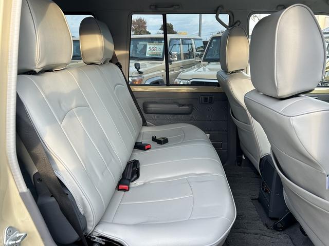 ランドクルーザー70 バン ベージュ 前後デフロック TOYOTAロゴグリル(8枚目)