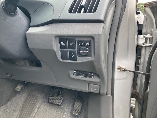 プリウス Ｓツーリングセレクション　キーレス　スマートキー　衝突安全ボディ　ＬＥＤ　アイドリングストップ（19枚目）