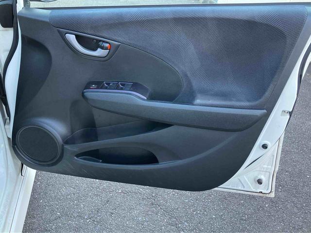 フィット ＲＳ　純正ナビゲーション　ＥＴＣ車載器　キーフリーシステム　保証１年間距離無制限付き　純正ナビゲーション　ＥＴＣ車載器　キーフリーシステム　パワーウインドウ　電動格納ドアミラー　アルミホイール（20枚目）