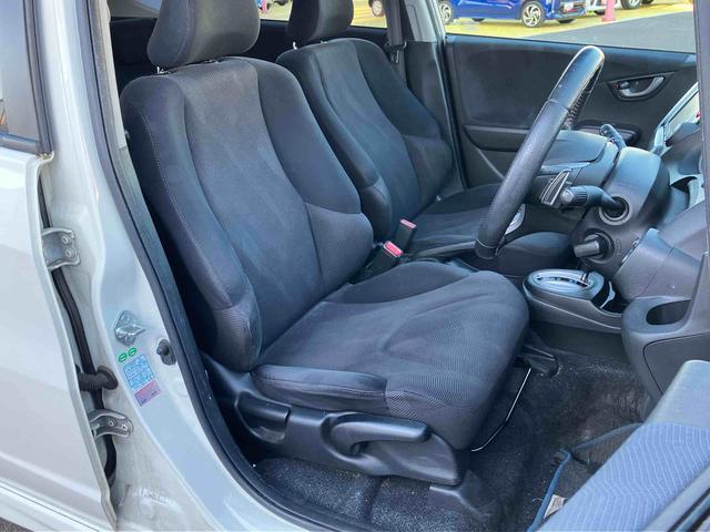 フィット ＲＳ　純正ナビゲーション　ＥＴＣ車載器　キーフリーシステム　保証１年間距離無制限付き　純正ナビゲーション　ＥＴＣ車載器　キーフリーシステム　パワーウインドウ　電動格納ドアミラー　アルミホイール（21枚目）