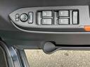 運転席ドアのウインドウ操作スイッチです。すべてのウインドウの開閉操作が可能です。また、ドアミラーはオート開閉なので、ドアロックで自動で閉じ、エンジンスタートで自動で開きます。