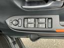 運転席ドアのウインドウ操作スイッチです。すべてのウインドウの開閉操作が可能です。また、ドアミラーはオート開閉なので、ドアロックで自動で閉じ、エンジンスタートで自動で開きます。