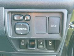 スライドドアは電動となっており、ドアハンドルかボタン操作で自動開閉しますが、運転席横のスイッチやリモコンキーでも開閉させることができます。 4