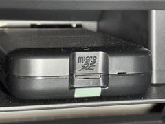 純正ドライブレコーダー付きでナビと連動し、事故直後の映像がその場でナビ画面で確認出来て大変便利です。 5
