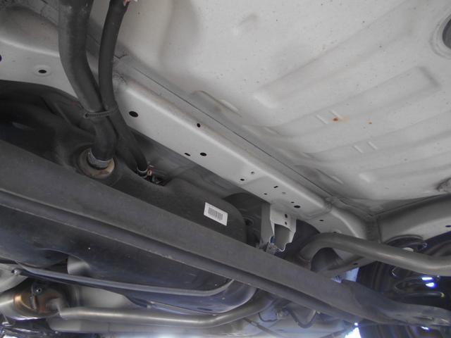 アルト ＶＰ　５速マニュアル　５ドアハッチバック　４ナンバーバン　Ｗエアーバッグ　パワステ　エアコン　純正ラジオ　ＥＴＣ　キーレス　スペアキー　１５インチホイール　４人乗り（62枚目）