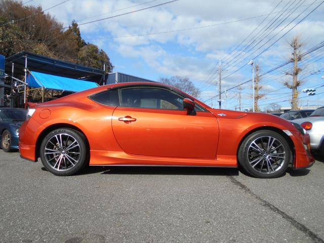 ８６ Ｇ　６速マニュアル　純正エアロ　純正１７インチアルミ　純正マフラー　キーレス　ナビ　ＴＶ　ＤＶＤ　ＣＤ　バックカメラ　ＥＴＣ　ドラレコ付き　ドアバイザー　スモークガラス　ＬＥＤヘッドライト　電動格納ミラー（6枚目）