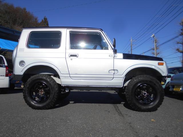 ジムニー ランドベンチャー　５速　４ＷＤ　ターボ　リフトアップ　１６インチアルミ　マッドタイヤ　社外前後バンパー　ウイルズウインマフラー　ＬＥＤヘッドライト　背面タイヤ　パワステ　ＣＤ　ＥＴＣ　タイミングベルト一式交換済（6枚目）