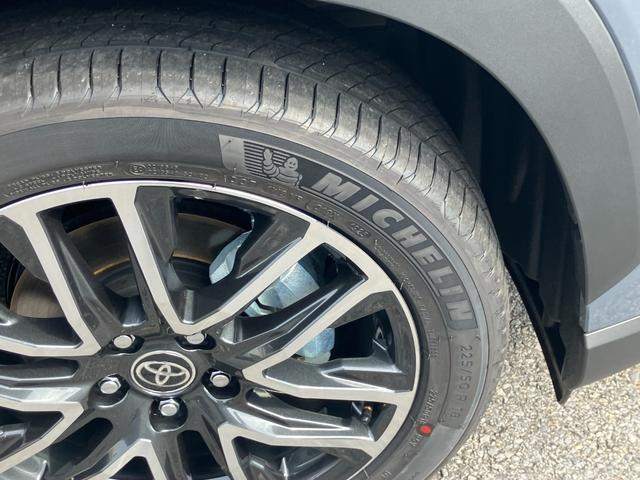 カローラクロス ハイブリッド　Ｚ　ノラマルーフ　パノラミックビューモニター　ブラインドスポットモニター　安心降車アシスト　パーキングサポートブレーキ　アダプティブハイビーム　ステアリングヒーター　ナノイーＸ　置くだけ充電（18枚目）
