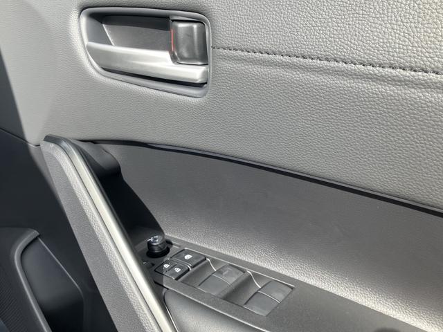 カローラクロス ハイブリッド　Ｚ　ノラマルーフ　パノラミックビューモニター　ブラインドスポットモニター　安心降車アシスト　パーキングサポートブレーキ　アダプティブハイビーム　ステアリングヒーター　ナノイーＸ　置くだけ充電（60枚目）