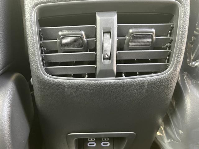 カローラクロス ハイブリッド　Ｚ　ノラマルーフ　パノラミックビューモニター　ブラインドスポットモニター　安心降車アシスト　パーキングサポートブレーキ　アダプティブハイビーム　ステアリングヒーター　ナノイーＸ　置くだけ充電（62枚目）