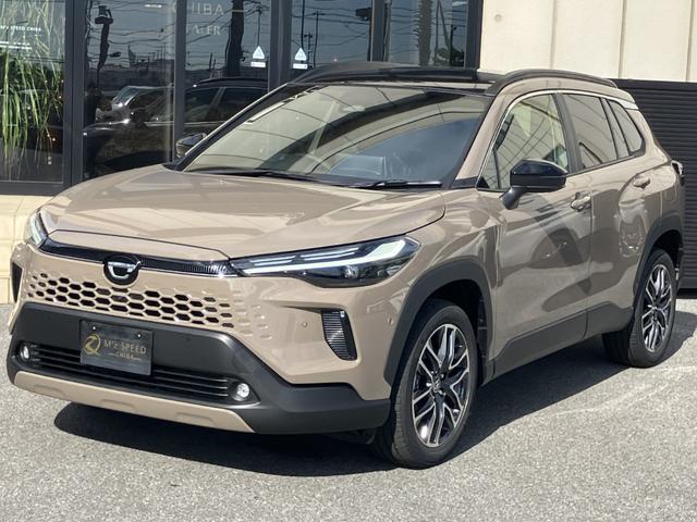 カローラクロス ハイブリッド　Ｚ　ノラマルーフ　パノラミックビューモニター　ブラインドスポットモニター　安心降車アシスト　パーキングサポートブレーキ　アダプティブハイビーム　ステアリングヒーター　ナノイーＸ　置くだけ充電（3枚目）