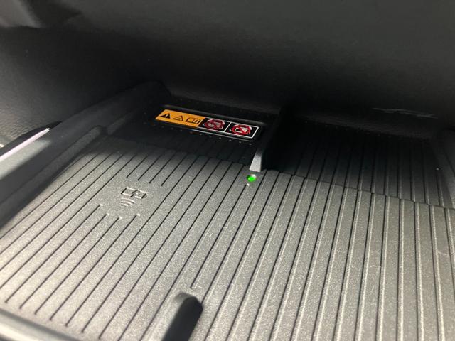 カローラクロス ハイブリッド　Ｚ　ノラマルーフ　パノラミックビューモニター　ブラインドスポットモニター　安心降車アシスト　パーキングサポートブレーキ　アダプティブハイビーム　ステアリングヒーター　ナノイーＸ　置くだけ充電（42枚目）