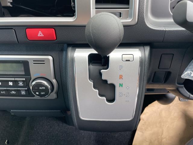 ハイエースワゴン ＧＬ　登録済み未使用車　パワースライドドア　両側固定式リヤサイドガラス　ＬＥＤヘッドランプ　パノラミックビューモニター　デジタルインナミラー　スマートキター　オーディレス　イージークローザー付きバックドア（18枚目）