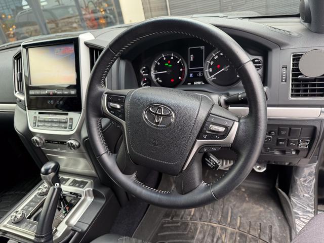 ランドクルーザー ＺＸ　Ｇ－フロンティア　メーカーオプションナビ　ＥＴＣ２．０　ＰＶＭ　ＢＳＭ　ムーンルーフ　　モデリスタエアロ　ガナドールマフラー　２２インチホイール　パワーバックドア　クールボックス　ＲＯＴＲＥＸタービンチャージャーＫＩＴ（13枚目）