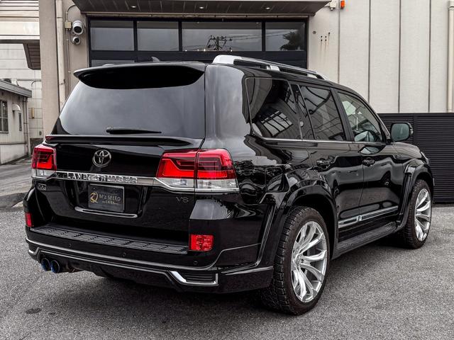 ランドクルーザー ＺＸ　Ｇ－フロンティア　メーカーオプションナビ　ＥＴＣ２．０　ＰＶＭ　ＢＳＭ　ムーンルーフ　　モデリスタエアロ　ガナドールマフラー　２２インチホイール　パワーバックドア　クールボックス　ＲＯＴＲＥＸタービンチャージャーＫＩＴ（20枚目）