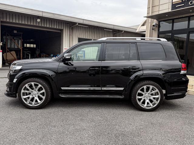 ランドクルーザー ＺＸ　Ｇ－フロンティア　メーカーオプションナビ　ＥＴＣ２．０　ＰＶＭ　ＢＳＭ　ムーンルーフ　　モデリスタエアロ　ガナドールマフラー　２２インチホイール　パワーバックドア　クールボックス　ＲＯＴＲＥＸタービンチャージャーＫＩＴ（24枚目）