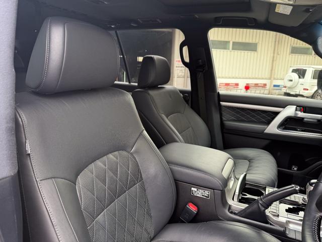 ランドクルーザー ＺＸ　Ｇ－フロンティア　メーカーオプションナビ　ＥＴＣ２．０　ＰＶＭ　ＢＳＭ　ムーンルーフ　　モデリスタエアロ　ガナドールマフラー　２２インチホイール　パワーバックドア　クールボックス　ＲＯＴＲＥＸタービンチャージャーＫＩＴ（60枚目）