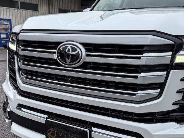 ランドクルーザー ＺＸ　登録済み未使用車　ＴコネクトＳＤナビ　ＪＢＬスピーカー　リヤエンターシステム　寒冷地仕様　ＰＶＭ　ＢＳＭ　ＥＴＣ２．０　リヤデフロック　ルーフレール　空気圧警報システム　クールボックス　ルーフレール（9枚目）