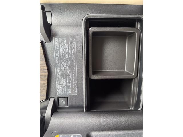 ランドクルーザー ＺＸ　登録済み未使用車　ＴコネクトＳＤナビ　ＪＢＬスピーカー　リヤエンターシステム　寒冷地仕様　ＰＶＭ　ＢＳＭ　ＥＴＣ２．０　リヤデフロック　ルーフレール　空気圧警報システム　クールボックス　ルーフレール（14枚目）