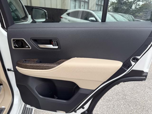 ランドクルーザー ＺＸ　登録済み未使用車　ＴコネクトＳＤナビ　ＪＢＬスピーカー　リヤエンターシステム　寒冷地仕様　ＰＶＭ　ＢＳＭ　ＥＴＣ２．０　リヤデフロック　ルーフレール　空気圧警報システム　クールボックス　ルーフレール（16枚目）