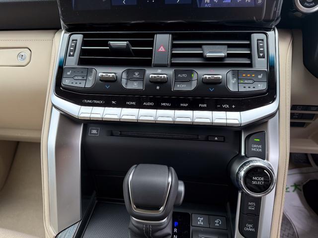 ランドクルーザー ＺＸ　登録済み未使用車　ＴコネクトＳＤナビ　ＪＢＬスピーカー　リヤエンターシステム　寒冷地仕様　ＰＶＭ　ＢＳＭ　ＥＴＣ２．０　リヤデフロック　ルーフレール　空気圧警報システム　クールボックス　ルーフレール（24枚目）