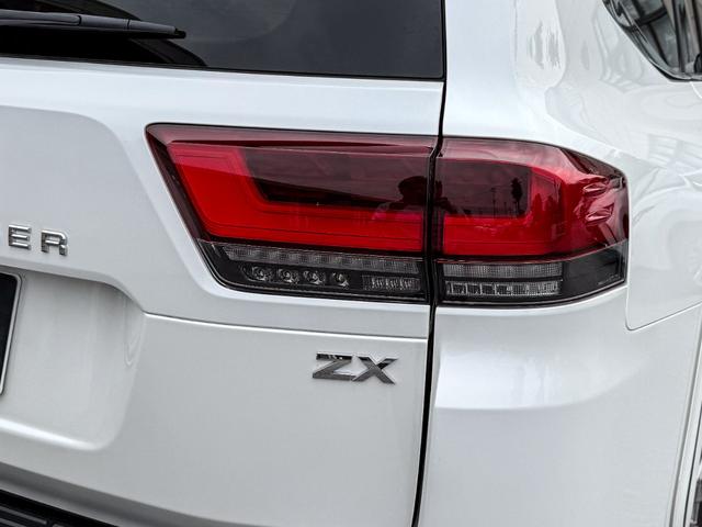 ランドクルーザー ＺＸ　登録済み未使用車　ＴコネクトＳＤナビ　ＪＢＬスピーカー　リヤエンターシステム　寒冷地仕様　ＰＶＭ　ＢＳＭ　ＥＴＣ２．０　リヤデフロック　ルーフレール　空気圧警報システム　クールボックス　ルーフレール（41枚目）