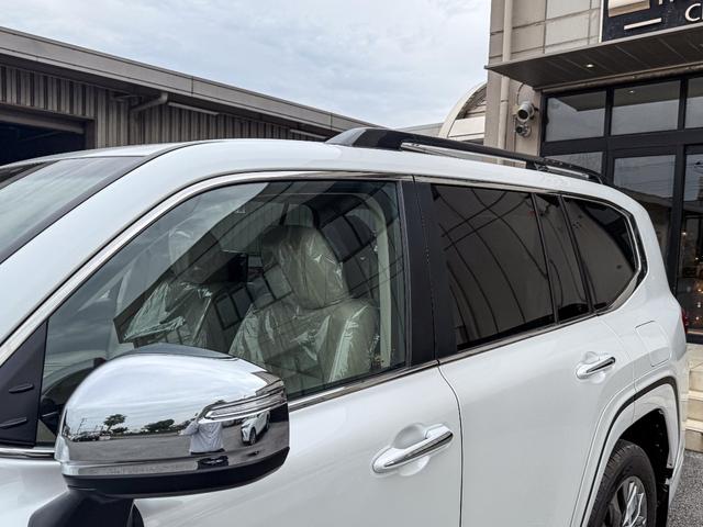 ランドクルーザー ＺＸ　登録済み未使用車　ＴコネクトＳＤナビ　ＪＢＬスピーカー　リヤエンターシステム　寒冷地仕様　ＰＶＭ　ＢＳＭ　ＥＴＣ２．０　リヤデフロック　ルーフレール　空気圧警報システム　クールボックス　ルーフレール（60枚目）