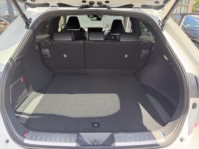 ハリアーハイブリッド Ｚ　レザーパッケージ・ナイトシェード　４ＷＤ　特別仕様車　ブラックレザーシート　調光式パノラマルーフ　ＰＶＭ　ＢＳＭ　アクセサリーコンセント　ＬＥＤヘッドランプ　ブラックホイール　Ｂｌｕｅｔｏｏｔｈ　デジタルインナーミラー（51枚目）