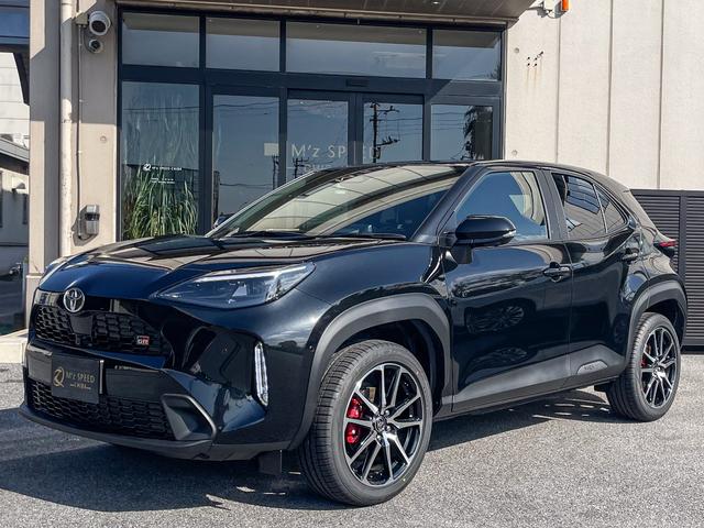 ヤリスクロス ハイブリッド　ＧＲスポーツ　トヨタチームメイト　パノラミックビューモニター　ステアリングヒーター　ＥＴＣ２．０　アクセサリーコンセント　Ｂｌｕｅｔｏｏｔｈ　コネクティッドナビ　ハンズフリーパワーバックドア　ＢＳＭ　シートヒーター（4枚目）