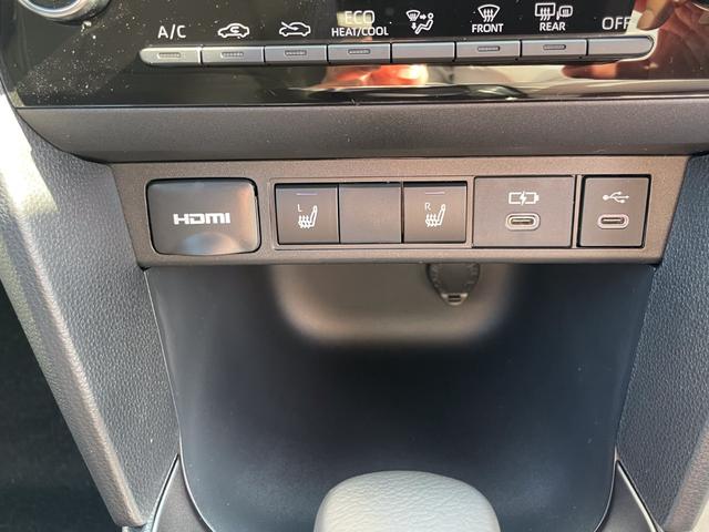 ヤリスクロス ハイブリッド　ＧＲスポーツ　トヨタチームメイト　パノラミックビューモニター　ステアリングヒーター　ＥＴＣ２．０　アクセサリーコンセント　Ｂｌｕｅｔｏｏｔｈ　コネクティッドナビ　ハンズフリーパワーバックドア　ＢＳＭ　シートヒーター（8枚目）