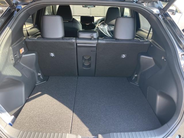 ヤリスクロス ハイブリッド　ＧＲスポーツ　トヨタチームメイト　パノラミックビューモニター　ステアリングヒーター　ＥＴＣ２．０　アクセサリーコンセント　Ｂｌｕｅｔｏｏｔｈ　コネクティッドナビ　ハンズフリーパワーバックドア　ＢＳＭ　シートヒーター（34枚目）