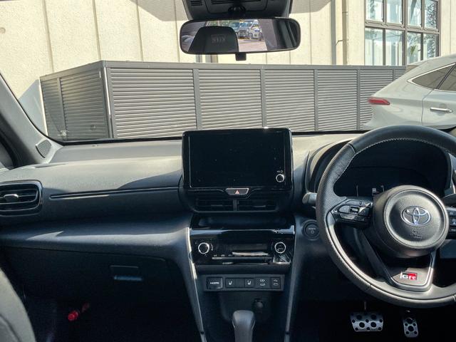 ヤリスクロス ハイブリッド　ＧＲスポーツ　トヨタチームメイト　パノラミックビューモニター　ステアリングヒーター　ＥＴＣ２．０　アクセサリーコンセント　Ｂｌｕｅｔｏｏｔｈ　コネクティッドナビ　ハンズフリーパワーバックドア　ＢＳＭ　シートヒーター（40枚目）