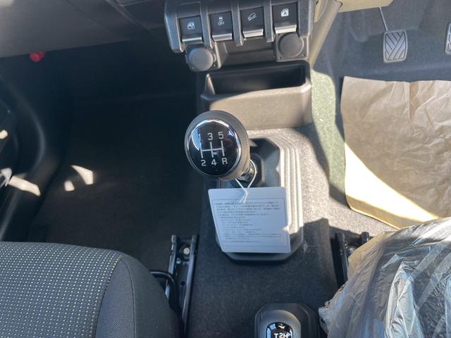 ジムニー ＸＣ　届出済未使用車　５型　ＭＴ　衝突軽減装置　シートヒーター　ＬＥＤへッドライト　追従式クルーズコントロール　オートマチックハイビーム　車線逸脱警報革巻きハンドル　ステアリングスイッチ　オートエアコン（12枚目）