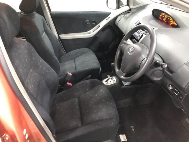 ヴィッツ Ｕ　車検整備付／走行距離２１８０１キロ／ＣＤオーディオ　１年保証距離無制限　走行距離２１８０１キロ　車検整備付　ＣＤオーディオ　カーペットマット　オートエアコン　電動格納式ドアミラー　取扱説明書　メンテナンスノート（4枚目）